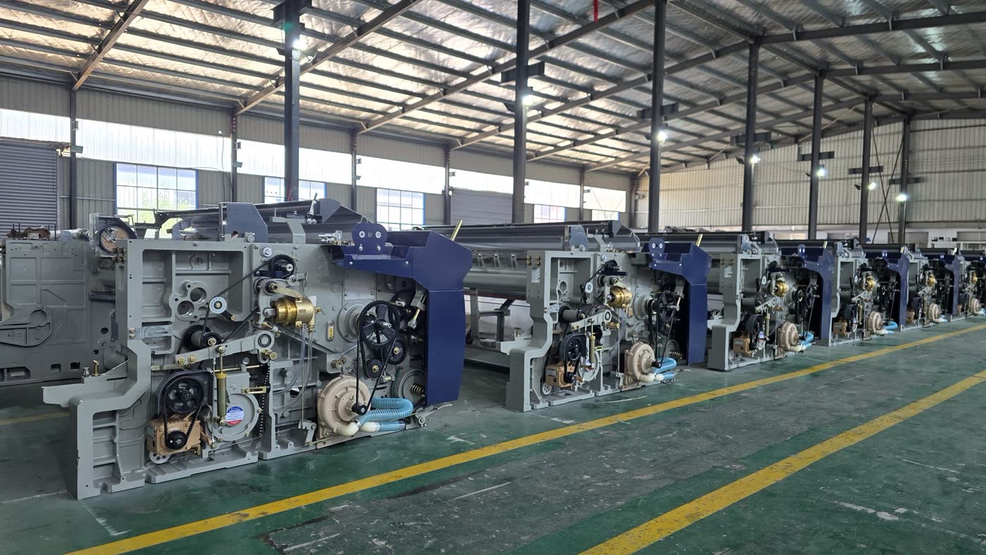 نول نفث الماء JTM508 من WEAVEMECH داخل مصنع نسيج